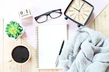 Resepsiyon Masa eşarp, defter kağıt, küp takvim ve kahve Kupası