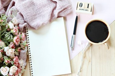 Resepsiyon Masa eşarp, defter kağıt, küp takvim ve kahve Kupası