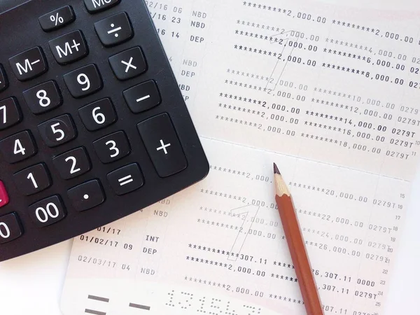 Guardar libro de cuentas o estado financiero y calculadora en la mesa de escritorio — Foto de Stock