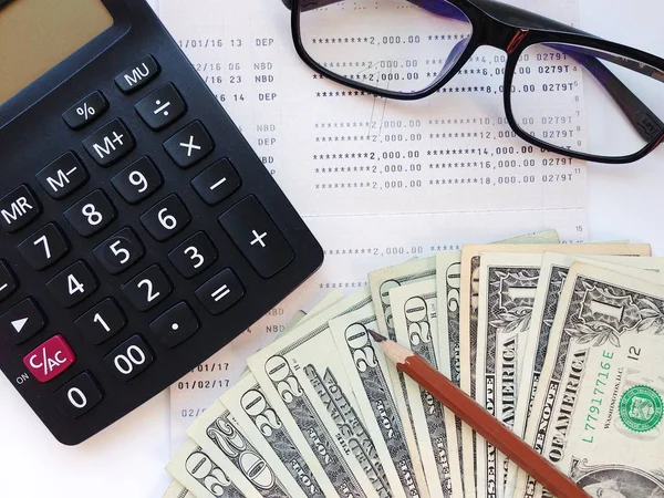 Doları para, hesap makinesi ve Ofis Masası üzerinde hesap kitap ya da mali tablo kaydetme