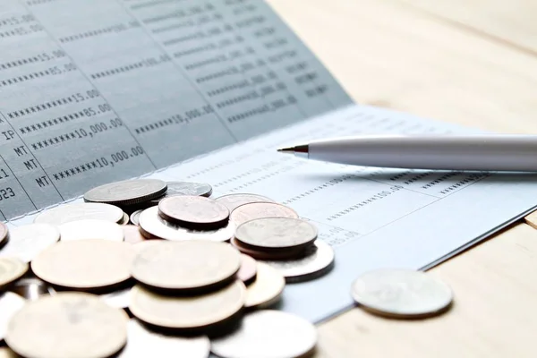 Збереження рахунку книги або фінансової звітності і монети на столі — стокове фото
