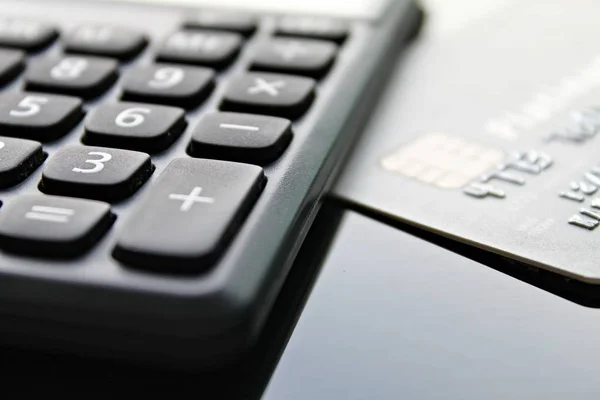 Carte de crédit et calculatrice sur table de bureau — Photo