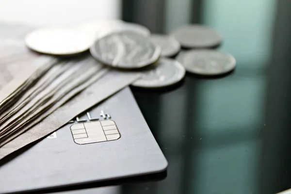 Carte de crédit, argent et pièces sur table de bureau — Photo