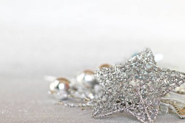 Yıldız ve parlak gümüş süs parlak arka plan bokeh, üstten görünüm veya düz kopya alanı ile yatıyordu