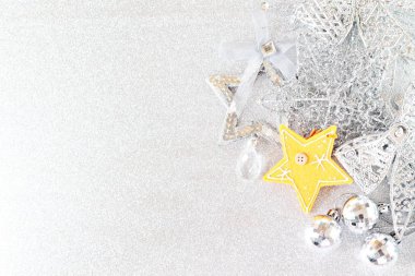 Sarı yıldız ve parlak arka plan, üstten görünüm veya düz lay kopya alanı ile parlak gümüş süs