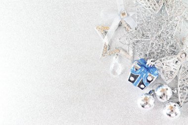 Parlak arka plan, üstten görünüm veya düz mavi ve parlak gümüş süs kopya alanı ile yatıyordu