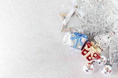 Kırmızı, mavi ve parlak gümüş parlak arka plan bokeh süsler.