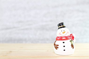 Noel baba bebek ahşap masa ve parlak arka plan