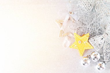 Sarı yıldız ve parlak arka plan bokeh parlak gümüş süs