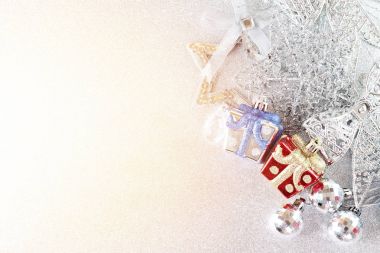 Kırmızı, mavi ve parlak gümüş parlak arka plan bokeh süsler.