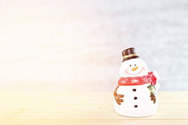 Noel baba bebek ahşap masa ve parlak arka plan