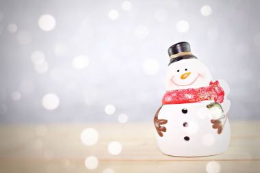 Noel baba bebek ahşap masa ve parlak arka plan