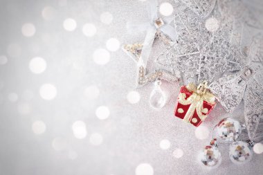 Parlak arka plan üzerinde kırmızı ve parlak gümüş süs eşyaları