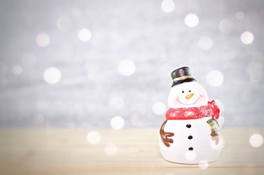 Noel baba bebek ahşap masa ve parlak arka plan