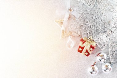 Parlak arka plan, üstten görünüm veya düz kırmızı ve parlak gümüş süs kopya alanı ile yatıyordu 