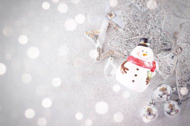 Sevimli Noel baba bebek ve parlak arka plan parlak gümüş süs