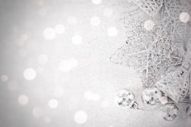 Parlak arka plan bokeh, üstten görünüm veya düz parlak gümüş süs kopya alanı ile yatıyordu 