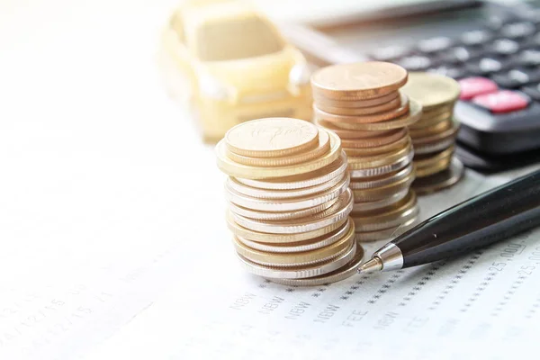 Modelo de coche miniatura, pila de monedas, calculadora y libro de cuentas de ahorro o estado financiero en la mesa de escritorio de la oficina — Foto de Stock