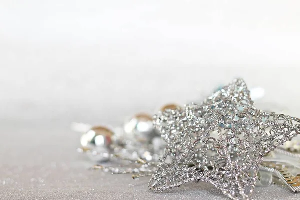 Yıldız ve parlak gümüş süs parlak arka plan bokeh, üstten görünüm veya düz kopya alanı ile yatıyordu