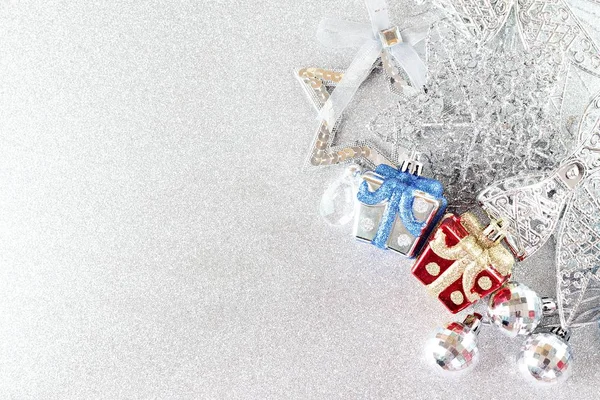 Kırmızı, mavi ve parlak gümüş parlak arka plan bokeh süsler.