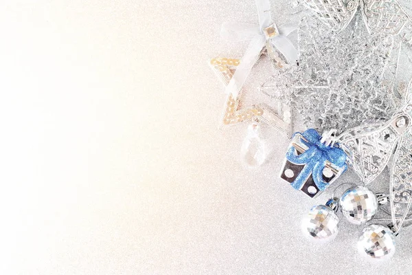 Parlak arka plan, üstten görünüm veya düz mavi ve parlak gümüş süs kopya alanı ile yatıyordu