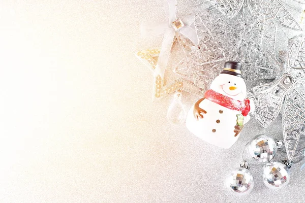 Niedliche Weihnachtsmann-Puppe und silbrig glänzende Ornamente auf hellem Hintergrund — Stockfoto