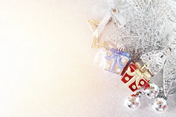 Kırmızı, mavi ve parlak gümüş parlak arka plan bokeh süsler.