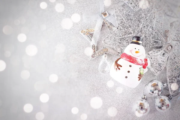 Sevimli Noel baba bebek ve parlak arka plan parlak gümüş süs