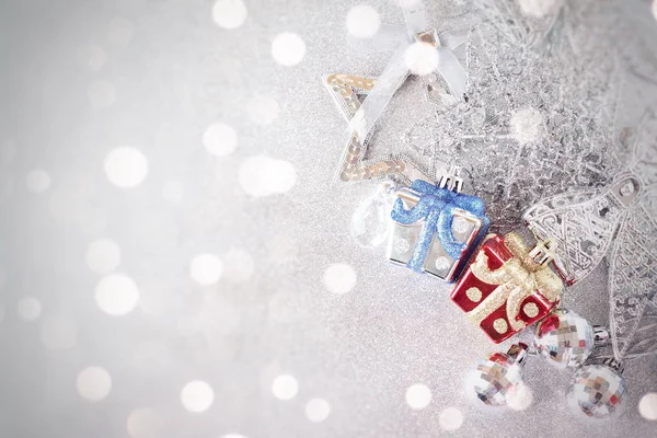 Kırmızı, mavi ve parlak gümüş süs parlak arka plan bokeh, üstten görünüm veya düz kopya alanı ile yatıyordu.