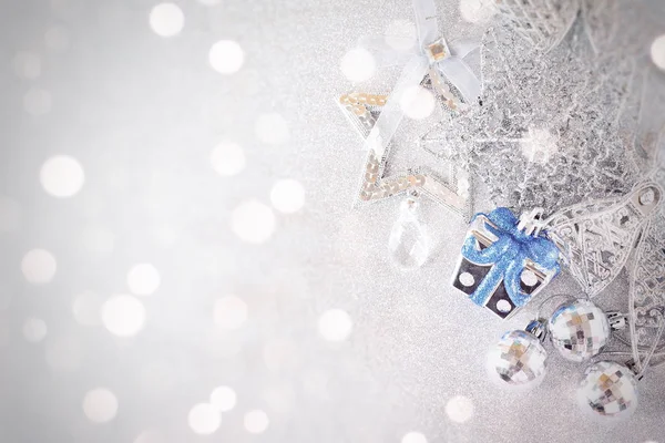 Parlak arka plan mavi ve parlak gümüş süs