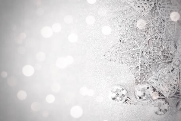 Parlak arka plan bokeh, üstten görünüm veya düz parlak gümüş süs kopya alanı ile yatıyordu 