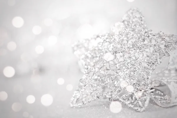Блискучі срібні зіркові прикраси на яскравому абстрактному фоні боке — стокове фото