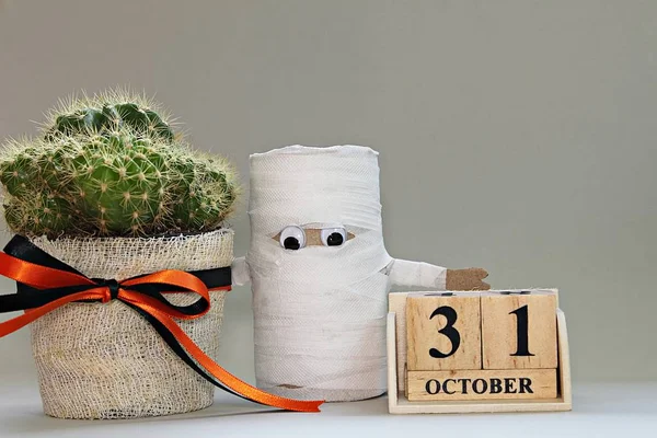 Artesanía de papel de Halloween, calendario de cubos y cactus sobre fondo gris — Foto de Stock