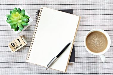 Üstten Görünüm veya düz açık defter kağıt, küp takvim yatıyordu ve kahve fincanı tablo arka plan üzerinde eklemek için hazır veya yukarı alay