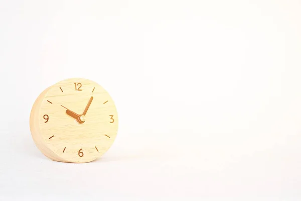 Relógio de alarme de madeira no fundo branco — Fotografia de Stock