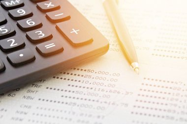 İş, finans, yatırım, tasarruf veya muhasebe kavram: hesap makinesi ve tasarruf hesabı hesap cüzdanı veya mali tablo