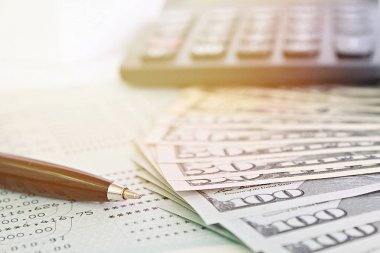 İş, finans, yatırım, tasarruf veya muhasebe kavram: Amerikan dolar nakit para, hesap makinesi ve tasarruf hesabı hesap cüzdanı veya mali tablo