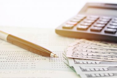 İş, finans, yatırım, tasarruf veya muhasebe kavram: Amerikan dolar nakit para, hesap makinesi ve tasarruf hesabı hesap cüzdanı veya mali tablo