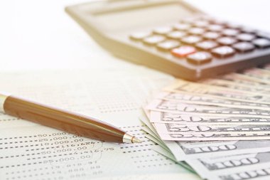 İş, finans, yatırım, tasarruf veya muhasebe kavram: Amerikan dolar nakit para, hesap makinesi ve tasarruf hesabı hesap cüzdanı veya mali tablo