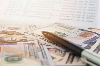 İş, finans, yatırım, tasarruf veya muhasebe kavram: Amerikan dolar nakit para ve tasarruf hesabı hesap cüzdanı veya mali tablo