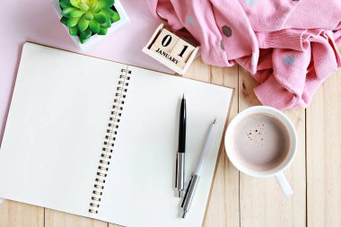 İş, tatil veya yeni yıl planlama kavramı: Resepsiyon tablo eşarp, açık defter kağıt, küp takvim ve kahve fincanı, sayfa görünümü veya kopya alanı eklemek için hazır ile yatıyordu veya sahte kadar düz
