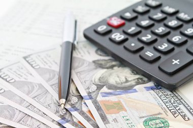 İş, finans, yatırım, muhasebe veya para Satım kavramı: Amerikan dolar nakit para, hesap makinesi ve tasarruf hesabı hesap cüzdanı veya mali tablo