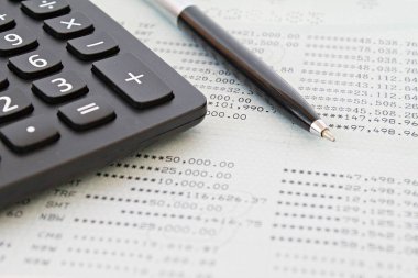 İş, finans, tasarruf, yatırım veya muhasebe kavram: tasarruf hesabı hesap cüzdanı veya mali tablo ve tablo hesap makinesi