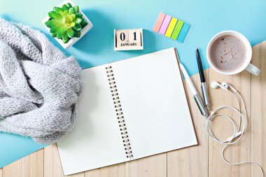 İş, tatil veya yeni yıl planlama kavramı: Resepsiyon tablo eşarp, açık defter kağıt, küp takvim ve kahve fincanı, sayfa görünümü veya kopya alanı eklemek için hazır ile yatıyordu veya sahte kadar düz