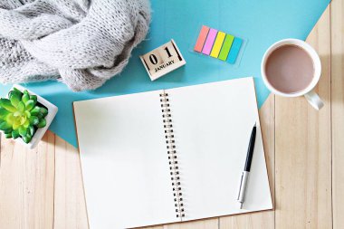 İş, tatil veya yeni yıl planlama kavramı: Resepsiyon tablo eşarp, açık defter kağıt, küp takvim ve kahve fincanı, sayfa görünümü veya kopya alanı eklemek için hazır ile yatıyordu veya sahte kadar düz