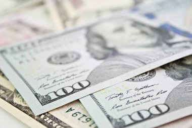 İş, finans, yatırım veya para Satım kavramı: Amerikan Doları nakit para beyaz arka plan üzerinde