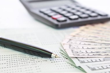 İş, finans, yatırım, muhasebe veya para Satım kavramı: Amerikan dolar nakit para, tasarruf hesabı hesap cüzdanı veya mali hesap makinesi