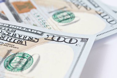 İş, finans, yatırım veya para Satım kavramı: Amerikan Doları nakit para beyaz arka plan üzerinde