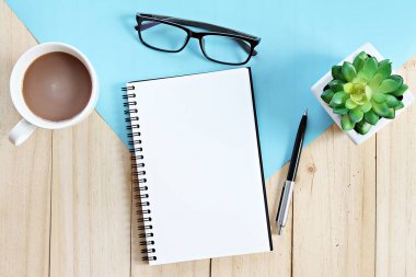 Natürmort, iş, büro malzemeleri, planlama veya eğitim kavramı: Top görünümü veya açık defter ile boş sayfaları ve kahve fincanı Ofis Masası üzerinde yatıyordu hazır eklemek için düz veya yukarı alay