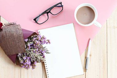 Planlama, iş, bahar ya da yaz konsepti: Top görünümü veya açık defter kağıt, kurumuş kır çiçekleri ve Resepsiyon tablo kopya alanı eklemek için hazır kahve fincanı oluşan yatıyordu veya sahte kadar düz